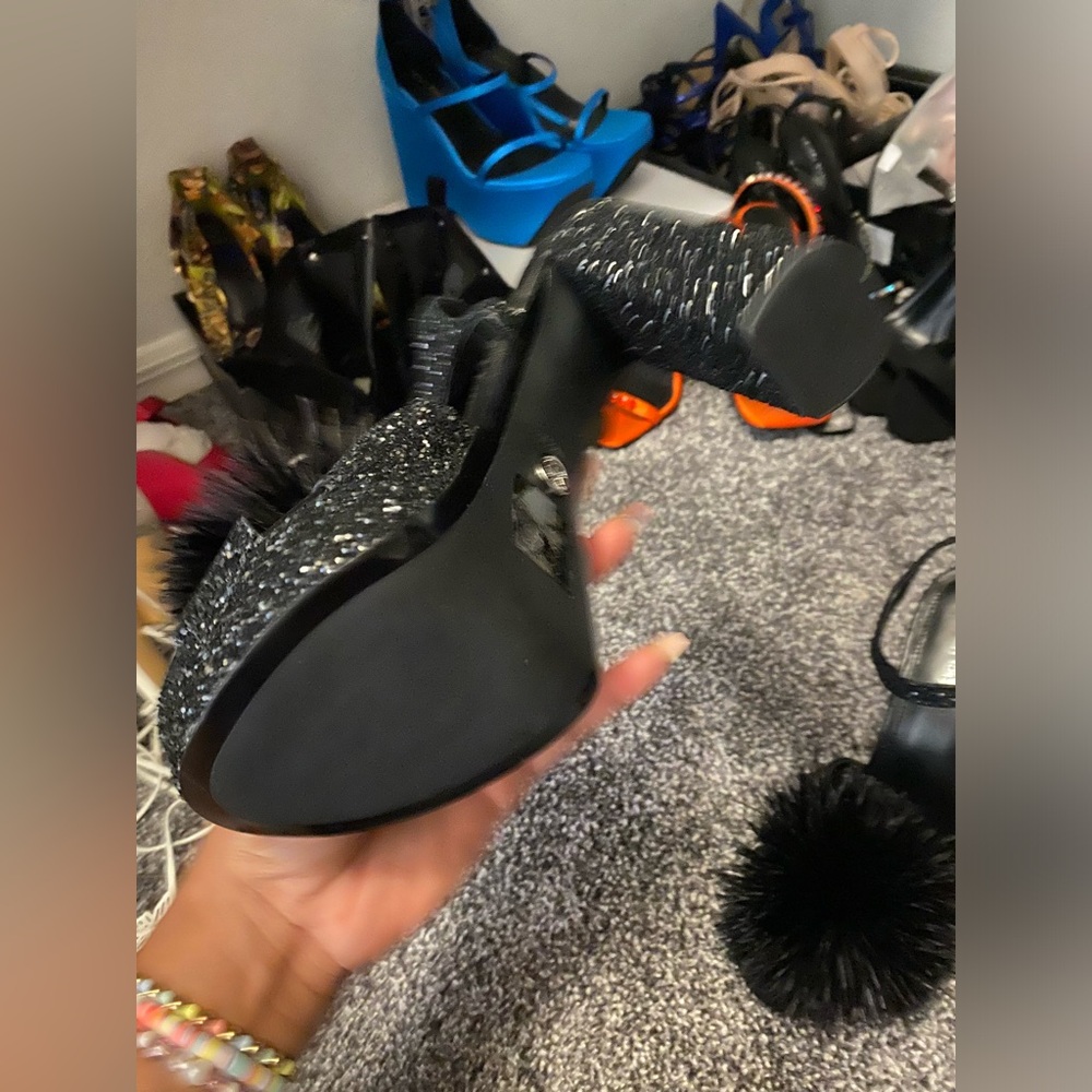 Cute New Michael Kors comfy Pom Pom chunk heels. Size 7.5 - Picture 3 of 4